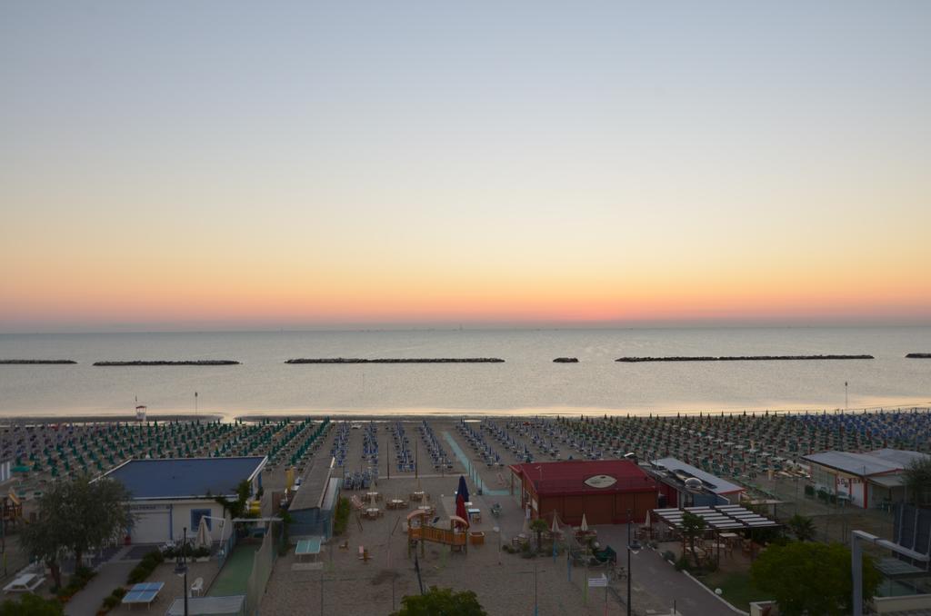 Hotel Nettuno Чезенатико Экстерьер фото