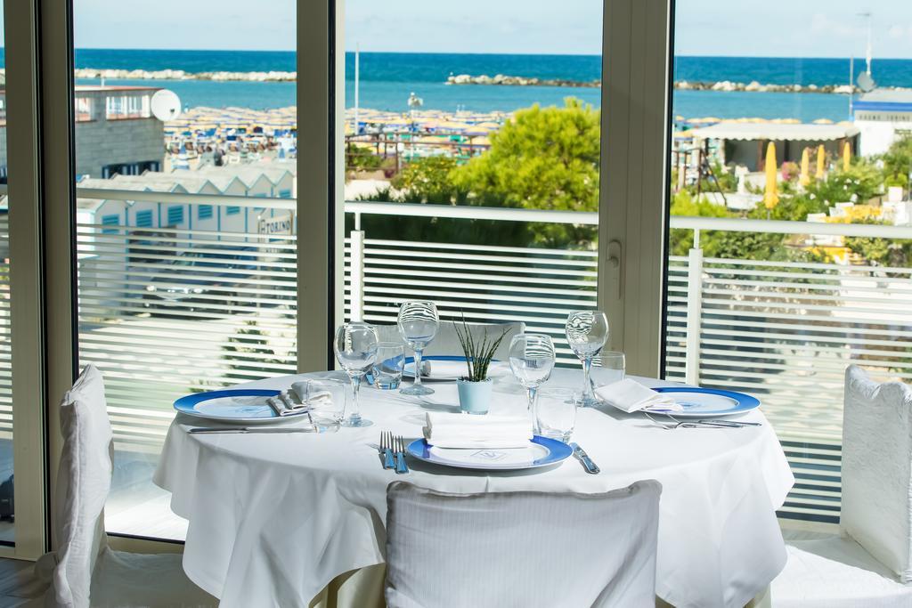 Hotel Nettuno Чезенатико Экстерьер фото