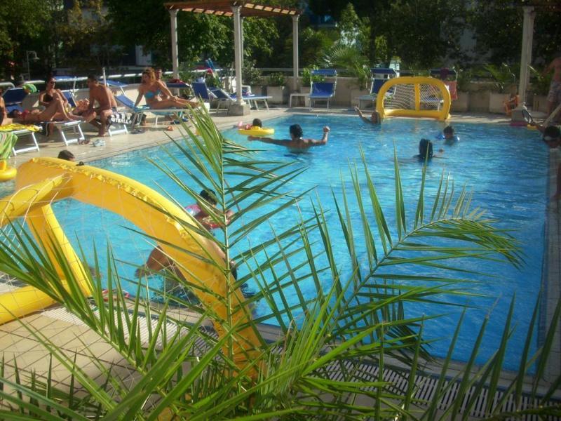 Hotel Nettuno Чезенатико Экстерьер фото